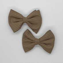 Load image into Gallery viewer, Ribbed Warm Stone Clips
